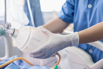 Dokter mengatakan orang dengan obesitas, yang sering memiliki kadar oksigen dalam darah yang lebih rendah, mungkin memerlukan perawatan dini dengan oksigen tambahan untuk virus corona.