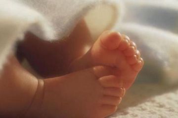 Seorang bayi baru lahir positif Covid-19, diduga karena terlalu lama berada di rumah sakit.
