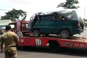 Sekelompok pria nekat mudik pakai truk towing 