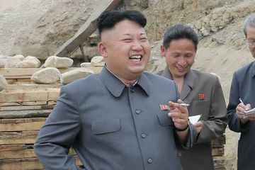 Kim Jong Un merokok lagi