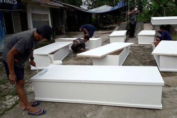 Indutri pembuatan peti mati.
