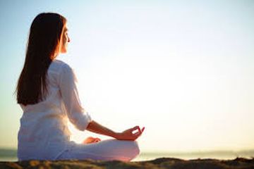 Teknik bernapas metode Wim Hof dapat dilakukan dalam posisi meditasi, berguna memperkuat imunitas tubuh melawan virus.