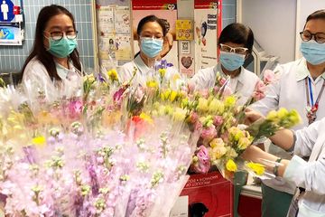 Para tenaga medis wanita di dunia dapat pengharagaan dan karangan bunga di Hari Ibu Internasional