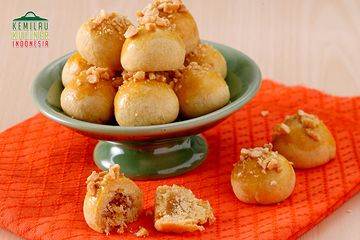 Makan 3 kue Nastar setara dengan sepiring nasi, namun kue ini tetap jadi favorit karena kinclongnya menggoda.