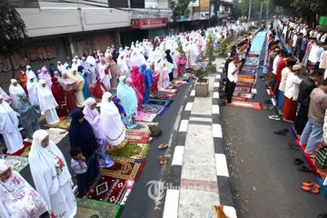 Bisa Dilakukan Sendiri Atau Berjamaah Begini Panduan Tata Cara Salat Id Di Rumah Lengkap Dengan Khotbah Idul Fitri Semua Halaman Grid Fame