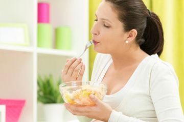 Dampak tinggal terus di rumah selama pandemi Covid-19 membuat stres yang bisa mendorong kita makan terus.