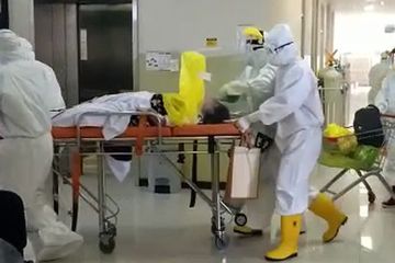 Viral video yang mengharubiru saat perawat Ari Puspitasari dipindahkan perawatannya. Namun akhirnya meninggal.