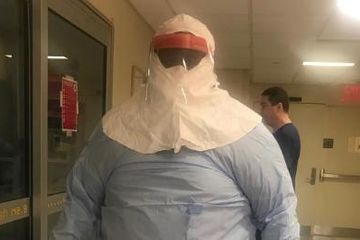 Dokter James 'Charlie' Mahoney semasa hidup, saat merawat pasien Covi-19 di rumah sakit.