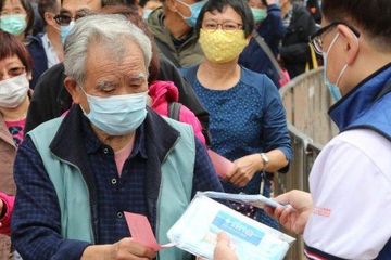 Peningkatan populasi usia senior ini patut menjadi perhatian tenaga kesehatan.