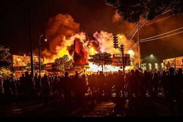 Kericuhan disertai pembakaran terjadi saat aksi demo menentang kematian George Floyd di dekat sebuah kantor polisi di Minneapolis, AS, Kamis malam (28/5/2020). 