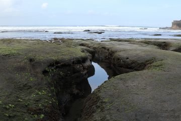 Paranormal kondang larang masyarakat pergi ke pantai usai PSBB berakhir