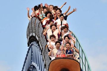 Masuki New Normal, Jepang Buka Kembali Taman Hiburan, Dilarang Menjerit Saat Naik Roller Coaster dan Tetap Physical Distancing Saat Masuk Rumah Hantu