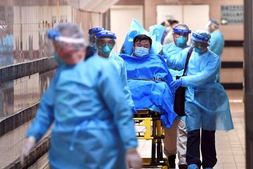 Dokter yang kini menjadi pasien dan petugas medis dengan APD