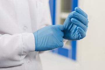 Petugas medis rapid test dianggap jarang ganti sarung tangan