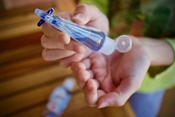 Cara cegah virus corona di tempat kerja yang tak kalah penting adalah sering membersihkan tangan dengan mencuci tangan atau menggunakan hand sanitizer.