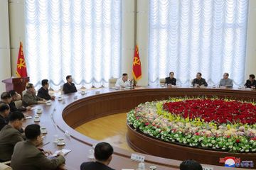 Terapkan Physical Distancing, Senyum Cerah Kim Jong Un Tampak Saat Memimpin Rapat
