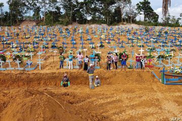 Foto udara menunjukkan pemakaman yang terjadi di daerah di mana kuburan baru telah digali di pemakaman Nossa Senhora Aparecida di Manaus, di hutan Amazon di Brasil, pada 22 April 2020.