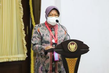 Wali Kota Surabaya Tri Rismaharini bantah 70 % warga Surabaya tidak memakai masker.