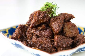 Chef ini masak rendang pakai anggur merah untuk membunuh bakteri pada daging