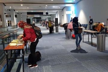 Pekerja migran yang datang lewat bandara international akan dicek dulu kesehatannnya.