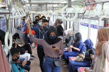 Suasana KRL di Stasiun KRL Bogor, Jawa Barat, pada Selasa (9/6/2020).  Sesama penumpang dilarang saling bicara.