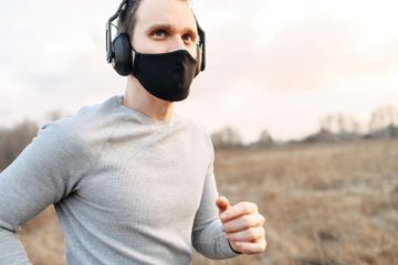 Ilustrasi olahraga pakai masker
