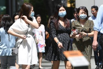Penduduk Singapura mulai kembali beraktivitas di tengah pandemi Covid-19