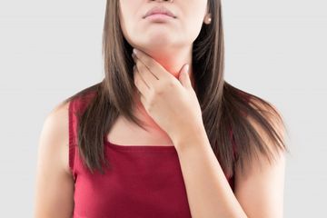 Radang tenggorokan bisa disebabkan oleh infeksi virus atau penyakit lain seperti bronkitis. Tidak selalu batuk atau disertai demam.