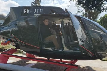 Ketua KPK, Firli Bahuri terlihat menunggangi helicopter saat perjalanan di Sumatera Selatan