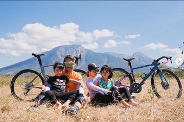 Nirina Zubir, Ernest Syarif, dan kedua anaknya saat berkegiatan outdoor bersama. 