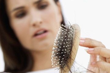 Stres bisa berdampak pada kesehatan rambut, salah satunya rambut menjadi rontok.