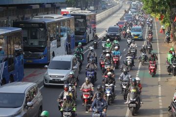 Perkantoran sudah seperti normal mulai penuh, jalanan pun smeakin macet. Padahal PPKM Mikro masioh berlaku. Tak heran klaster perkantoran melonjak.