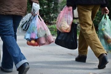 Mulai 1 Juli 2020, penggunaan tas plastik di mal, pasar, warung, dan pusat perbelanjaan dilarang di DKI