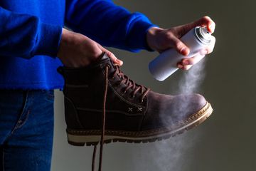 Cara menghilangkan virus corona di sol sepatu