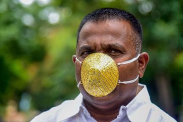 Shankar Kurade, seorang penduduk Pimpri-Chinchwad dari distrik Pune, memakai masker emas seharga Rp 58 juta.