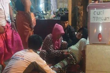 Ibu melahirkan bayi di depan rumah bidan di Desa Ketapang Barat Kecamatan Ketapang, Kabupaten Sampang. 