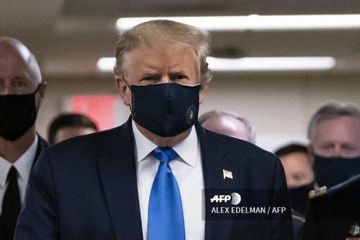 Presiden AS Donald Trump mengenakan masker ketika ia mengunjungi Pusat Medis Militer Nasional Walter Reed di Bethesda, Maryland (11/7/2020).
