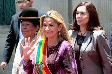 Presiden Bolivia Jeanine Anez dinyatakan positif terinfeksi Covid-19. Begitupun 9 menterinya.