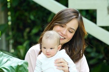 Shandy Aulia berikan MPASI dini di usia sang anak baru menginjak 4 bulan
