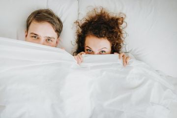 Tidur berdekatan menjadi salah satu tanda hubungan yang sehat dengan pasangan.