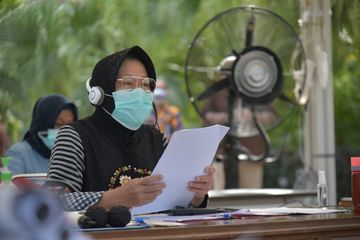 Risma saat audiensi via vidcon dengan perwakilan takmir dan pengurus masjid se-Surabaya