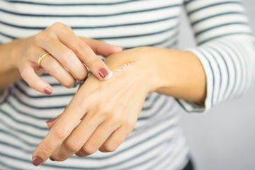 5 Pertolongan Pertama saat Kecipratan Minyak Panas, Bukan Pakai Pasta Gigi