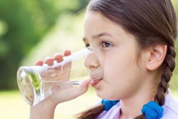 Hidrasi atau kecukupan air minum harian penting untuk mendukung kognitif anak.