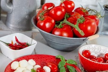 Ukuran dan warna piring sering menentukan porsi yang akan kita makan.