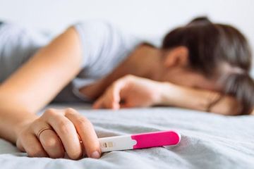 PCOS (polycystic ovary syndrome) merupakan kondisi terganggunya fungsi ovarium pada wanita yang berada di usia subur. Dapat mengganggu kesuburan dan berisiko timbulkan penyakit jantung.