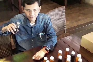 Hadi Pranoto menunjukan obat herbal Covid-19 buatannya sendiri.