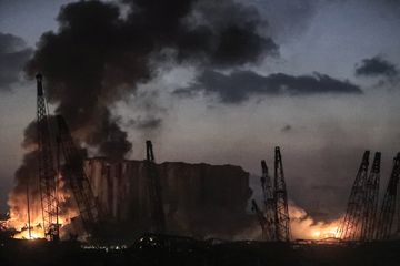 Suasana sesaat setelah terjadinya ledakan di kawasan pelabuhan di Beirut, Ibu Kota Lebanon, Selasa (4/8/2020). Sebanyak 73 orang tewas dan ribuan lainnya dilaporkan terluka dari insiden dua ledakan besar yang mengguncang Beirut tersebut.