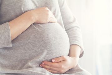 Jika ibu hamil tetap memilih untuk berpuasa, lebih baik konsultasi ke dokter lebih dulu.