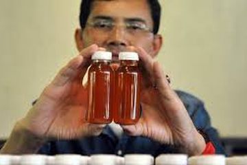 Hadi Pranoto dan ramuan herbal ciptaannya. 