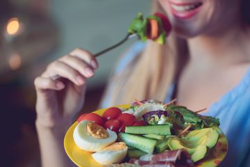 Makanan mengandung antioksidan perlu semakin banyak dikonsumsi seiring bertambah usia.